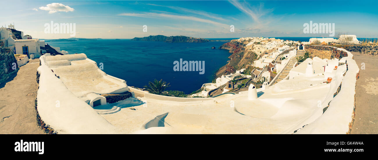 - El panorama de Santorini Oia y el Therasia Foto de stock