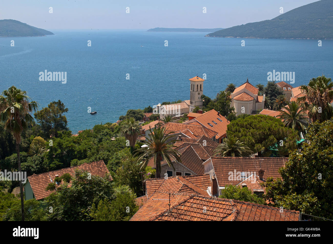 Herceg Novi con la bahía de Kotor Foto de stock