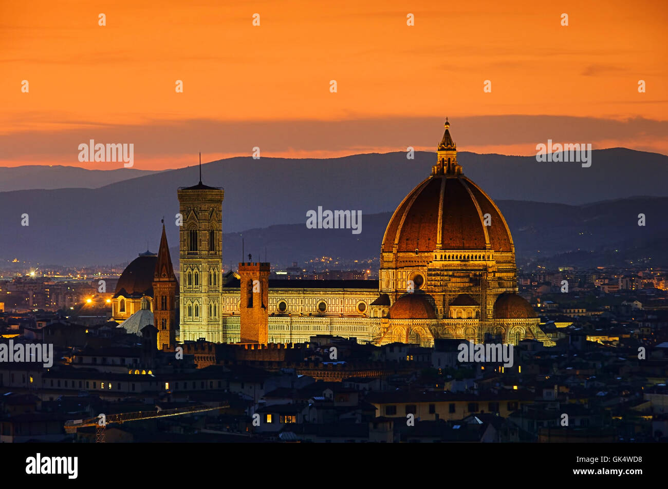 La catedral de Florencia por la noche - Catedral de Florencia la noche 01 Foto de stock