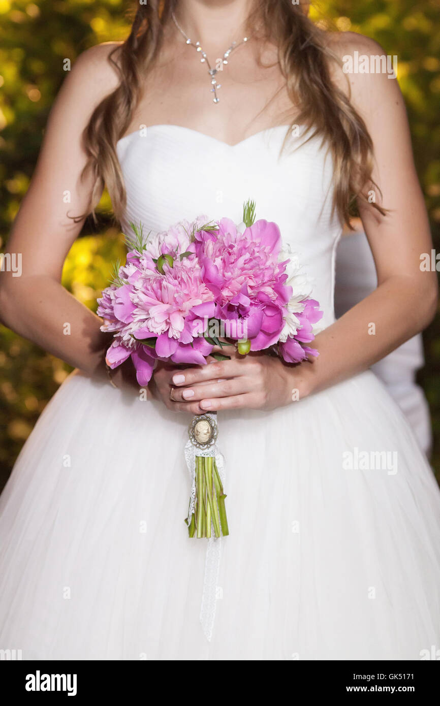 Hermosa rosa peonía boda ramo de novia de la manos, closeup Foto de stock