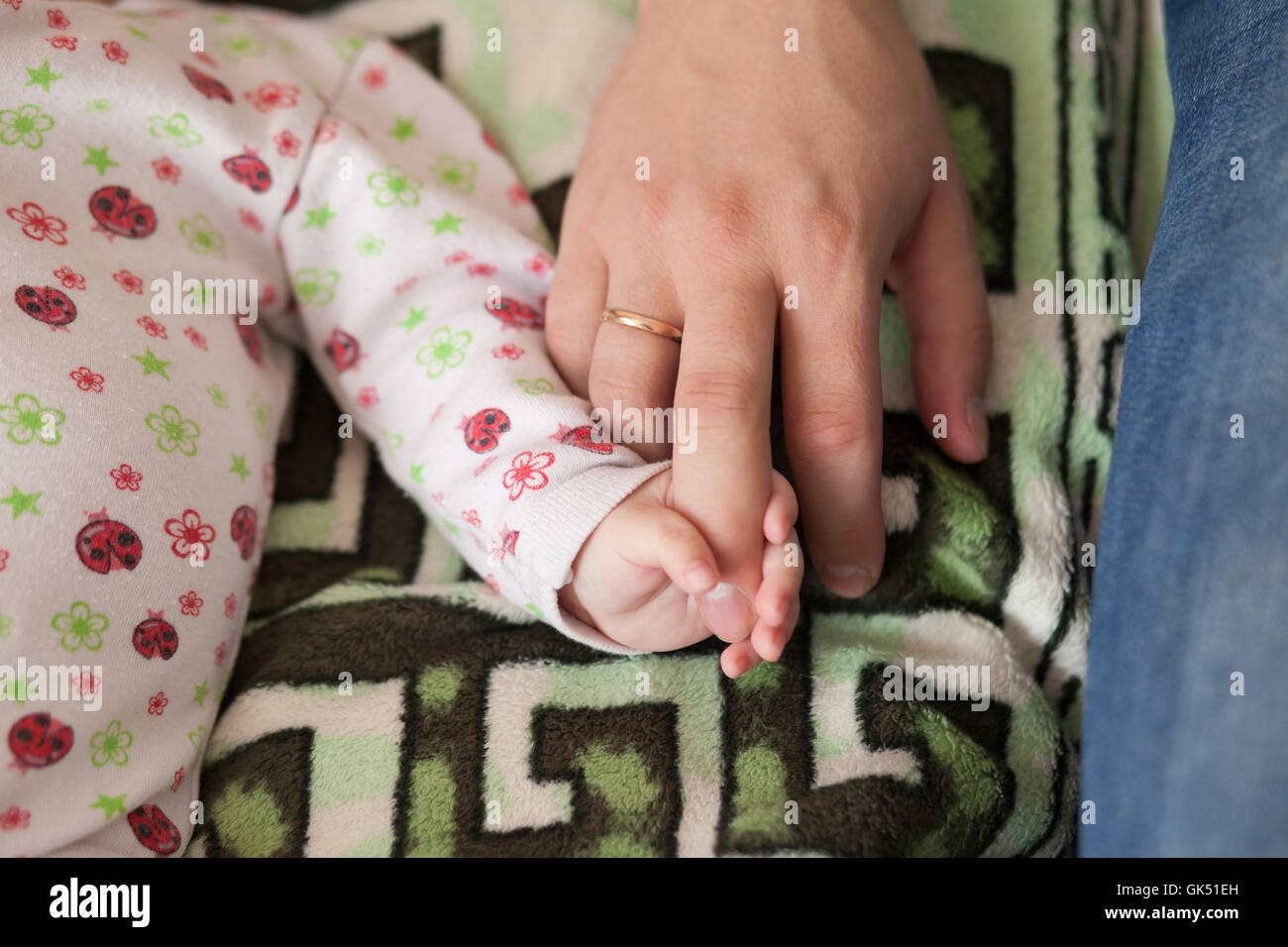 Bebe Cogiendo La Mano Al Papa Fotos E Imagenes De Stock Alamy
