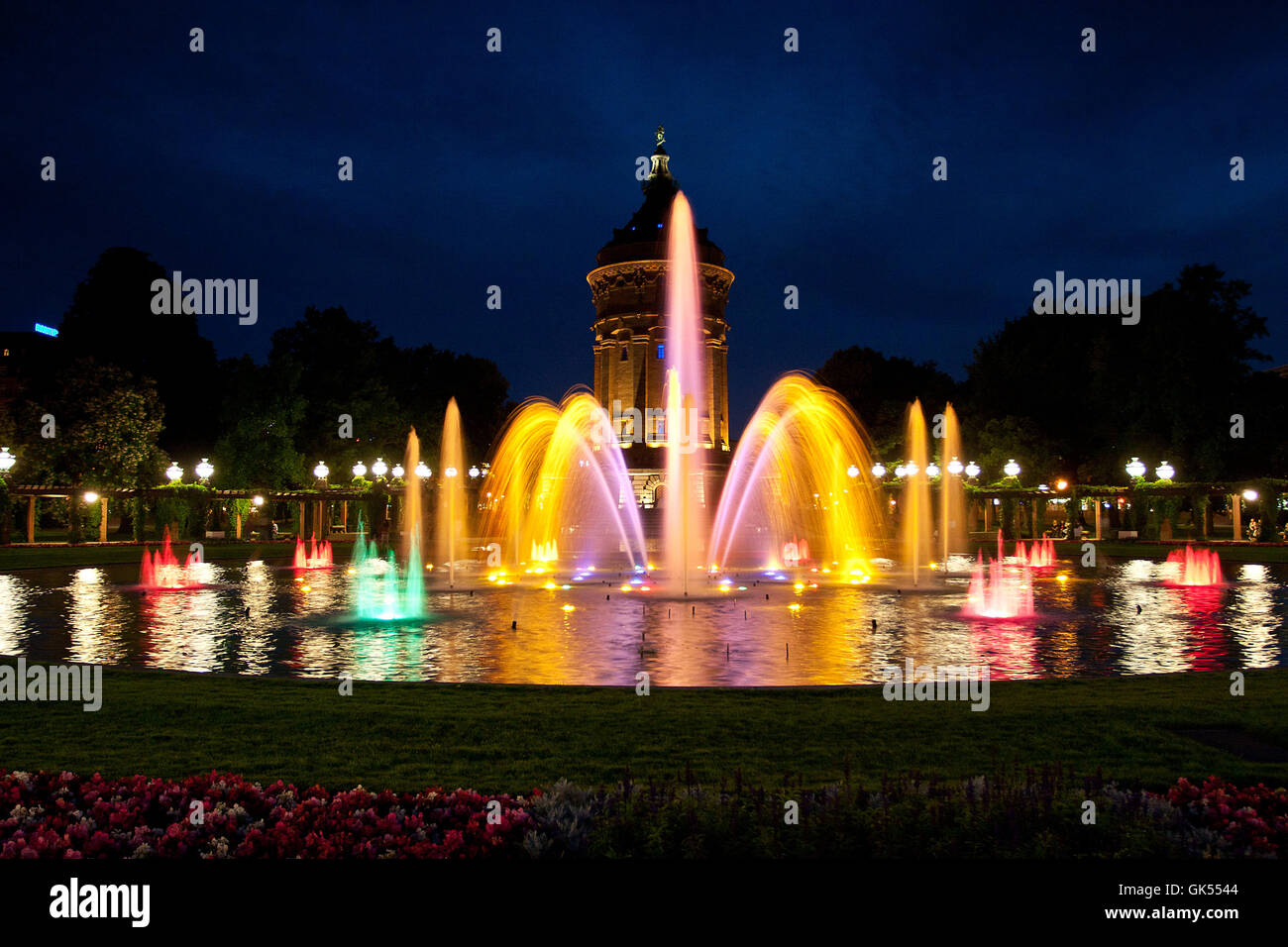 Mannheim torre de agua durante la noche Foto de stock