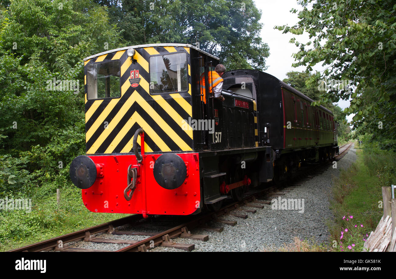 Un loco de maniobras diesel funciona un tren en Penygarreg Llynclys Halt on la sección del patrimonio del Cámbrico ferrocarriles Foto de stock