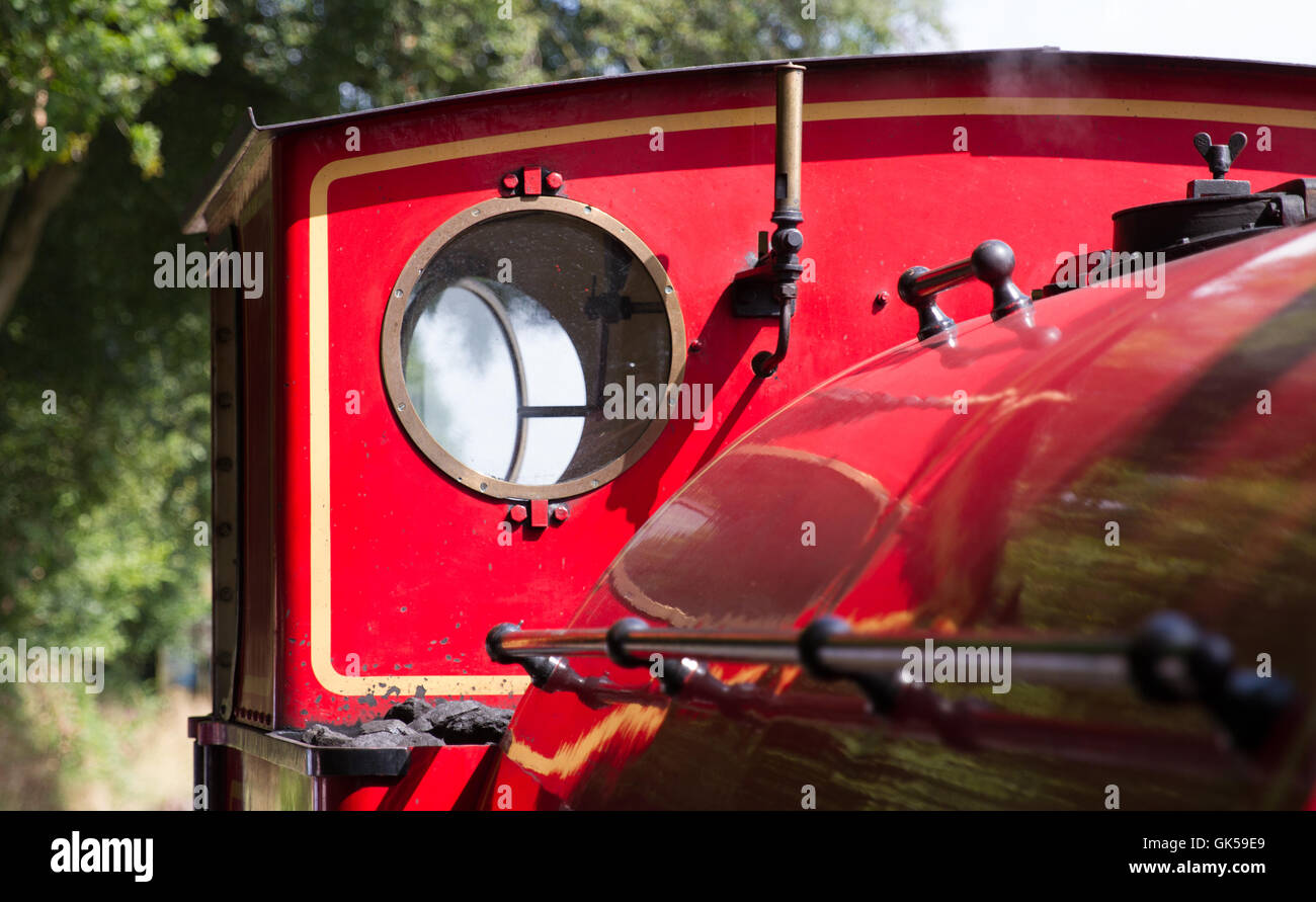 Cierre la ventana de la cabina muestra de cultivo y brasswork industrial 0-4-0 Saddle Tank Locomotora Locomotora en Foxfield Railway Foto de stock
