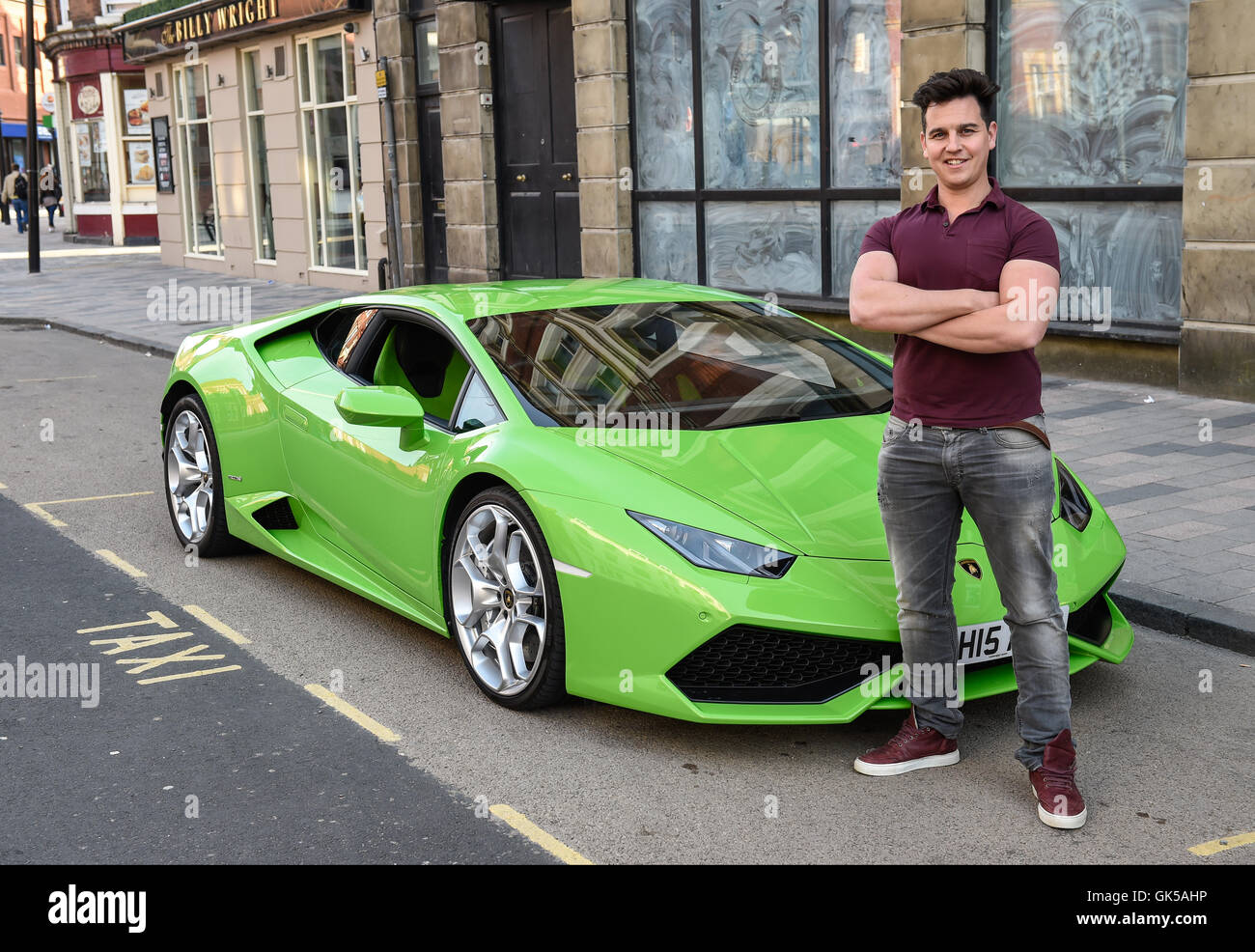 David Warke de ESPECIAL PARA BODAS servicio de alquiler de vehículos  automóviles posa junto a un Lamborghini Huracan. El superdeportivo italiano  está pensado para ser el primero de su tipo en el