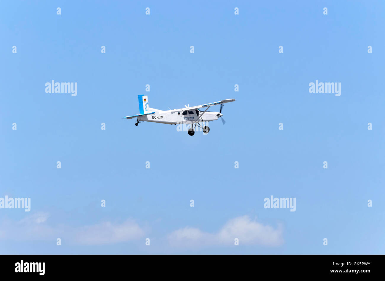 Pequeno Avion Pilatus Pc 6 B2 H4 Turbo Porter Despegando De Castellon De La Plana Del Aerodromo Fotografia De Stock Alamy