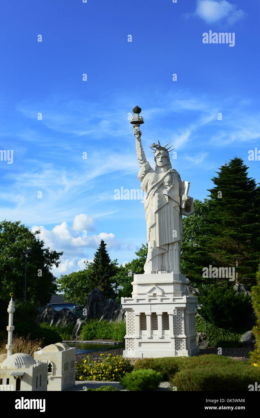 La estatua de la libertad hecha de Lego en el Legoland Foto de stock