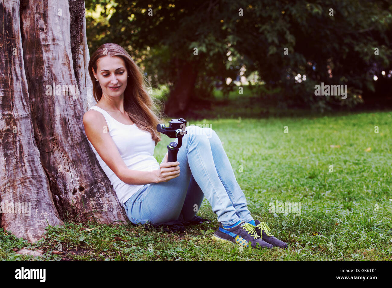 Pretty Woman acción con cámara en mano. Vintage imagen filtrada. Foto de stock