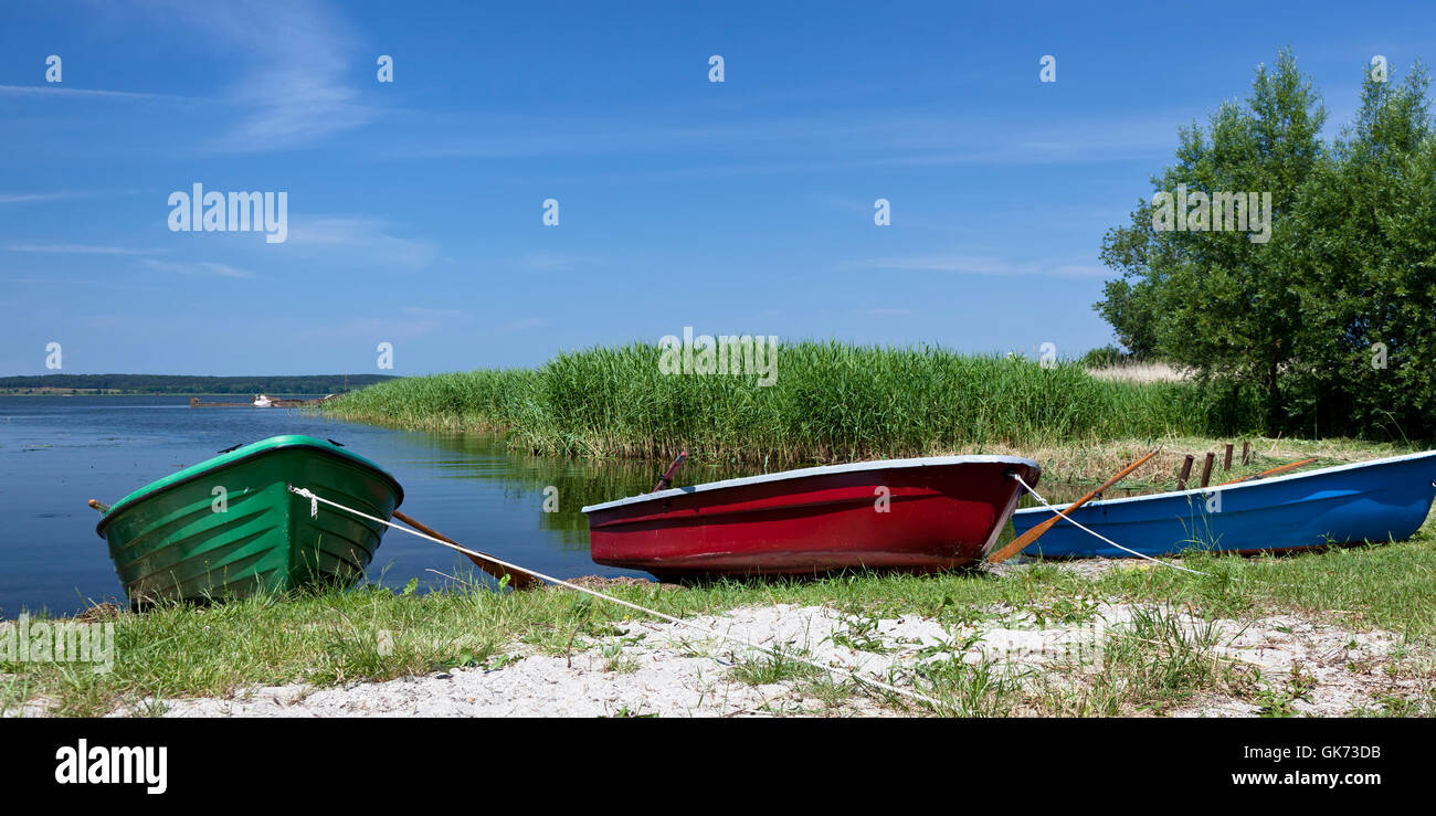 Tres botes de remos en la orilla Foto de stock
