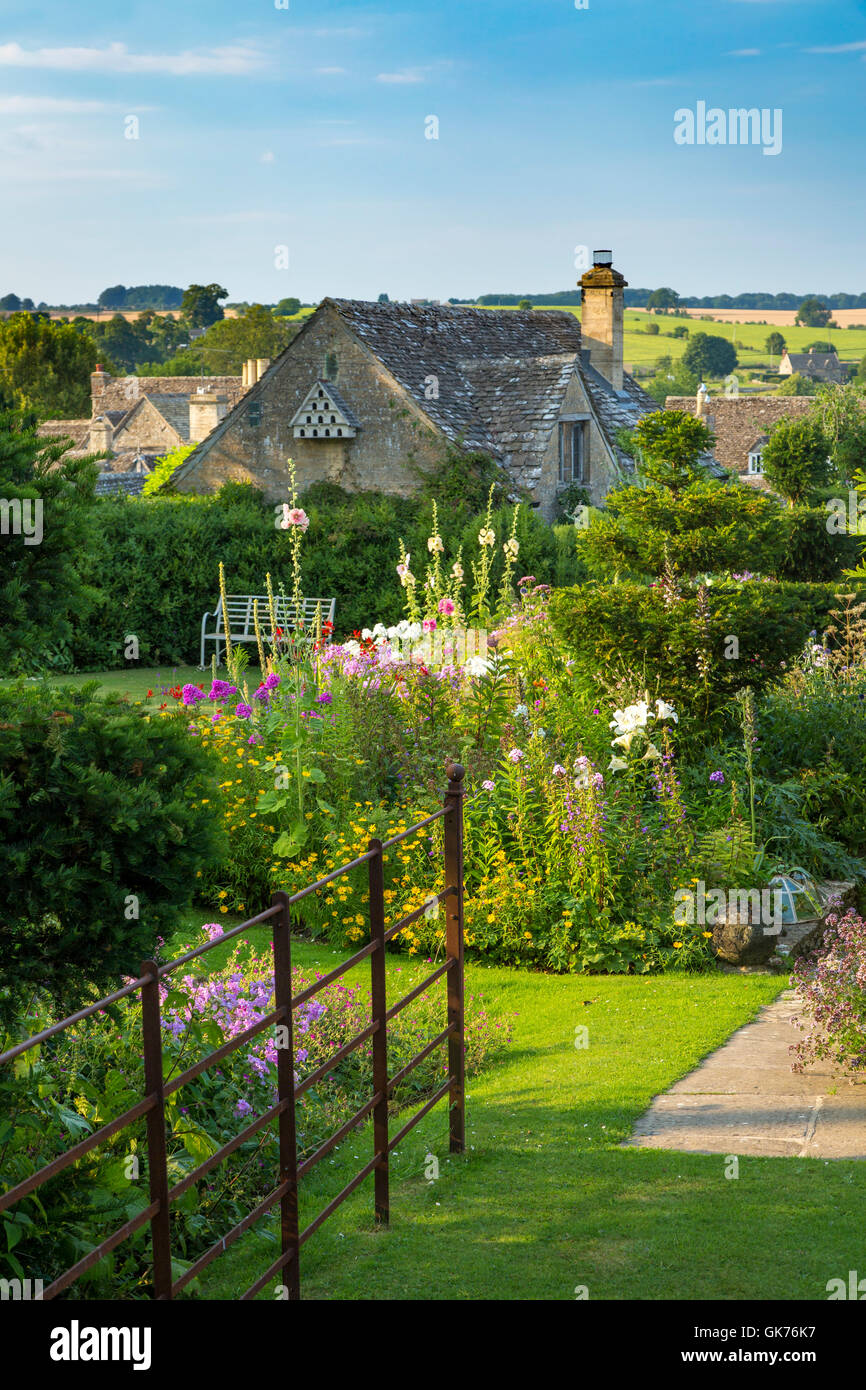 Jardín y tejados de Burford, los Cotswolds, Oxfordshire, Inglaterra Foto de stock