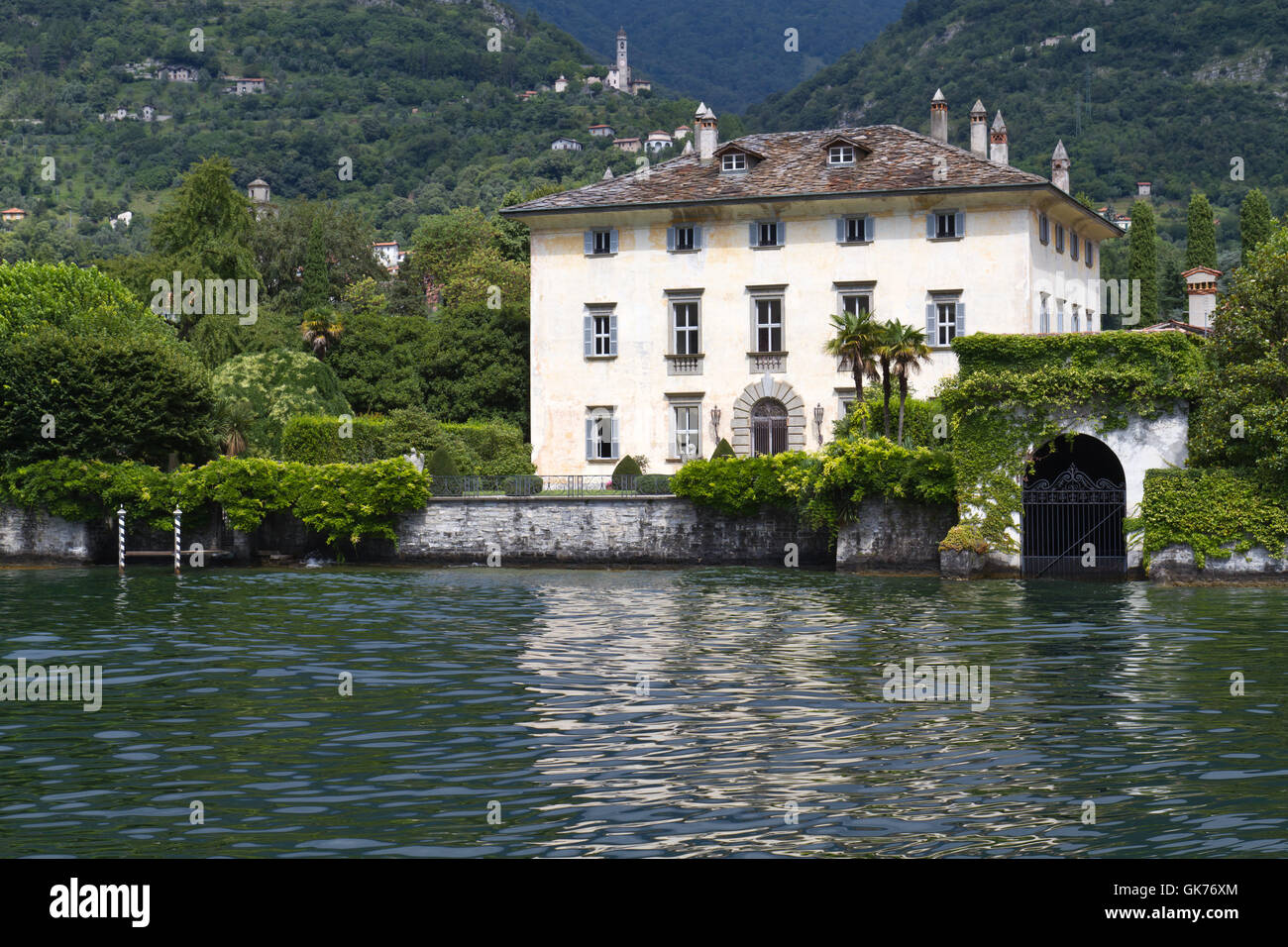 Antigua villa en el lago de Como, Italia Foto de stock