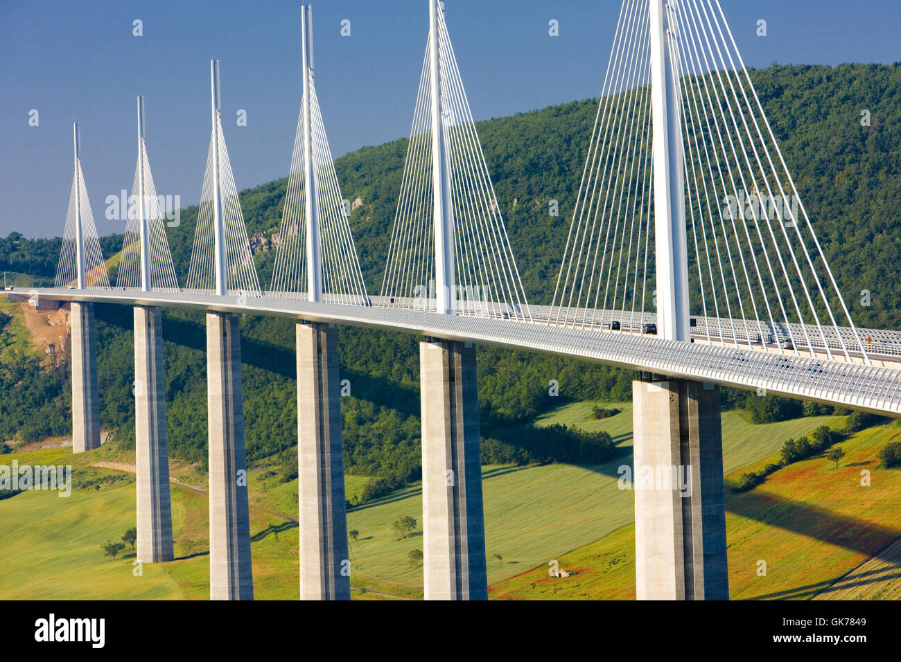 Viaje del puente millau fotografías e imágenes de alta resolución - Alamy