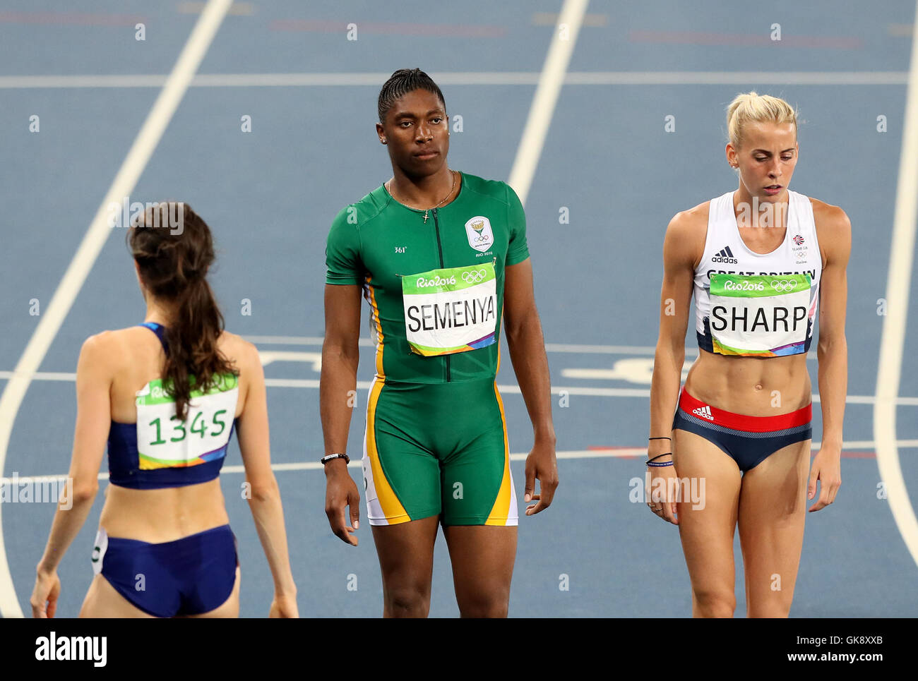 caster-semenya-sudafrica-centro-y-el-de-gran-bretana-lynsey-sharp-derecha-durante-la-tercera-semifinal-de-los-800-metros-femeninos-en-el-estadio-olimpico-en-la-decimotercera-jornada-de-los-juegos-olimpicos-de-rio-de-janeiro-brasil-gk8xxb.jpg