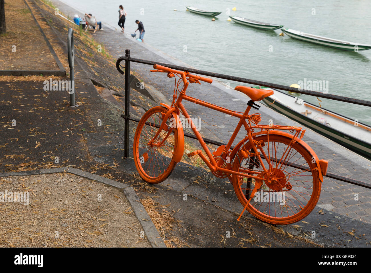 Bicicleta pintada de naranja fotografías e imágenes de alta resolución -  Alamy