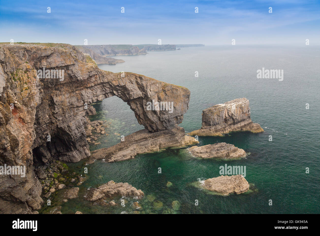 El Puente Verde de Gales, un arco natural en el Parque Nacional de la costa de Pembrokeshire, Gales, Reino Unido Foto de stock