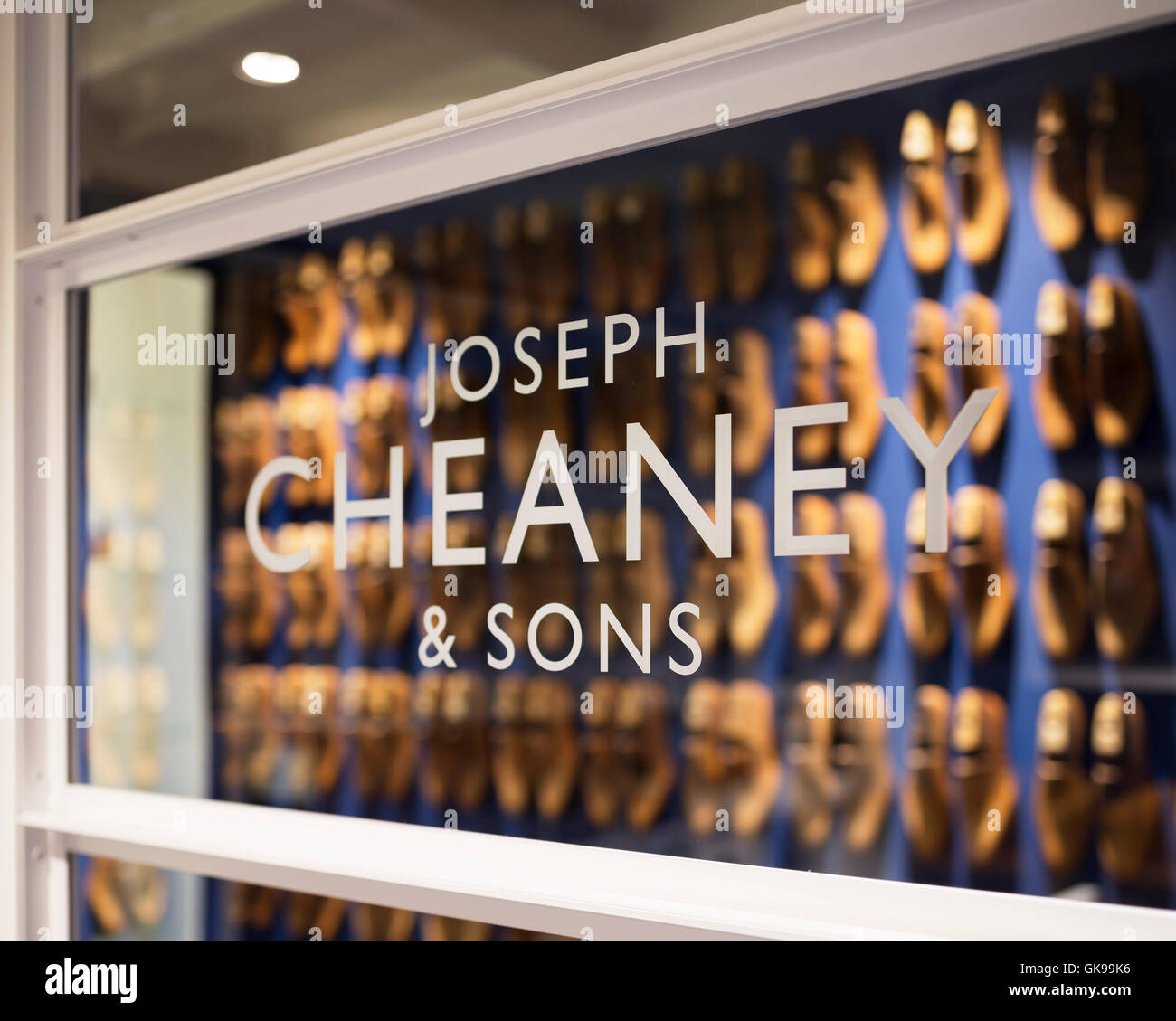 Vista detalle de los carteles. Joseph Cheaney, Londres, Reino Unido. Arquitecto: Checkland Kindleysides, 2014. Foto de stock