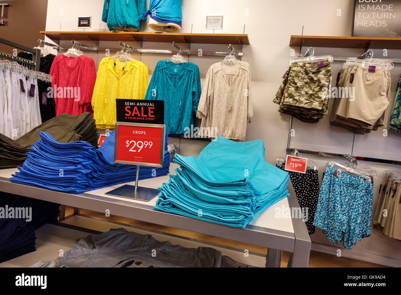 Florida,South,Ellenton,Ellenton Premium Outlets mall,center,retail,Lane Outlet,ropa de de tamaño de stock - Alamy