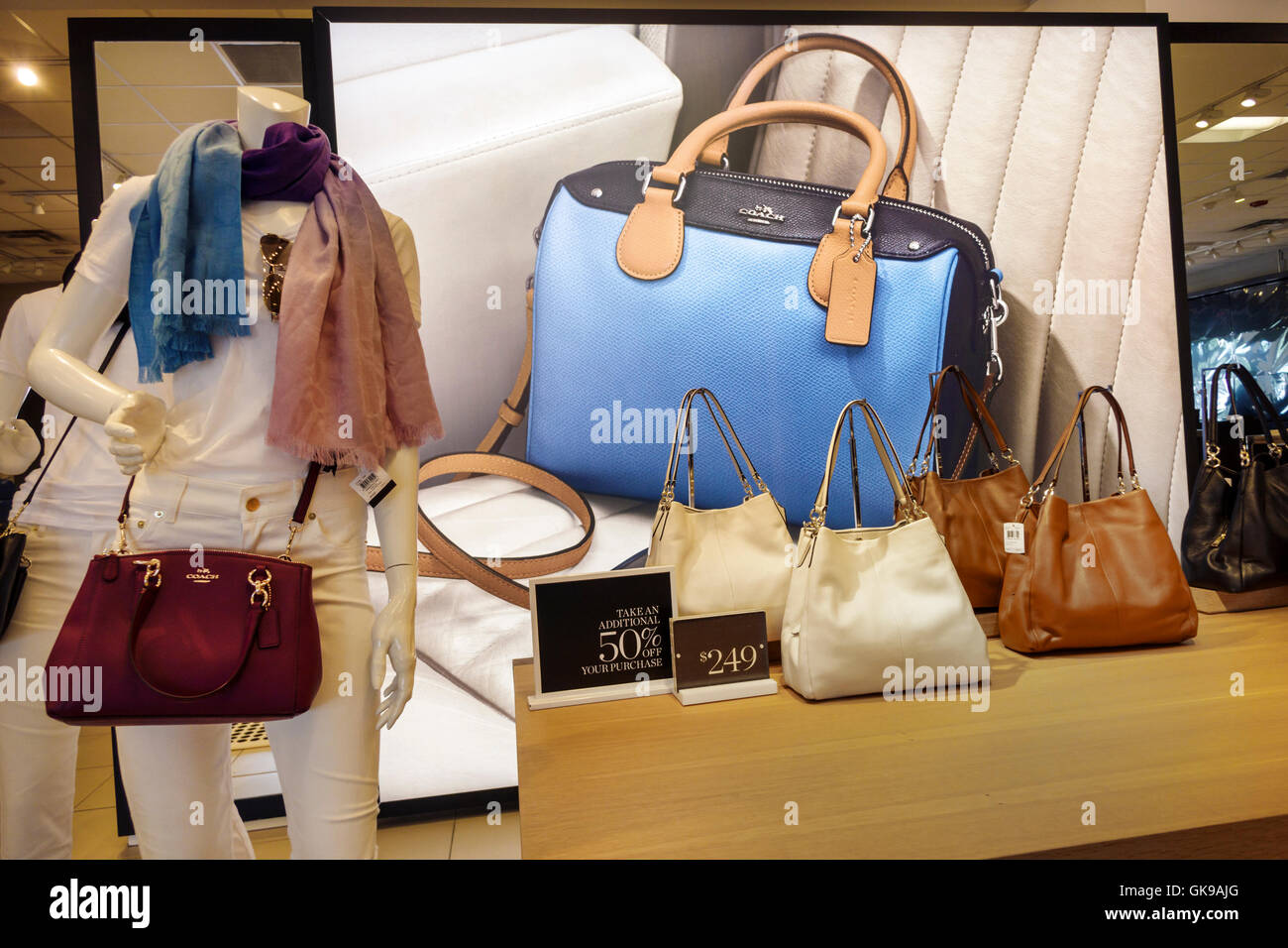 Coach outlet store fotografías e imágenes de alta resolución - Alamy Coach outlet store fotografías e imágenes de alta resolución - Alamy