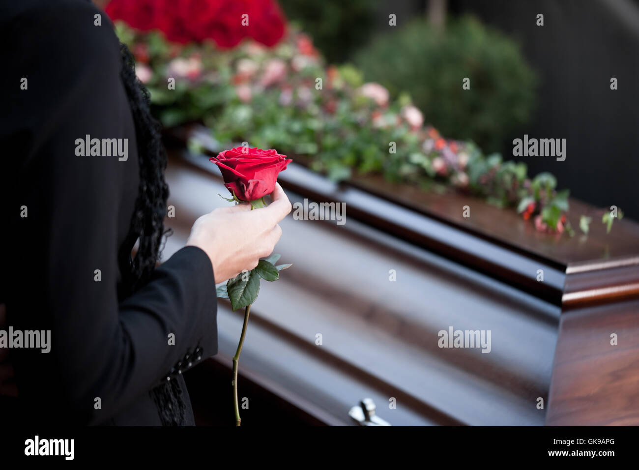 Mujer en el funeral con el ataúd Foto de stock