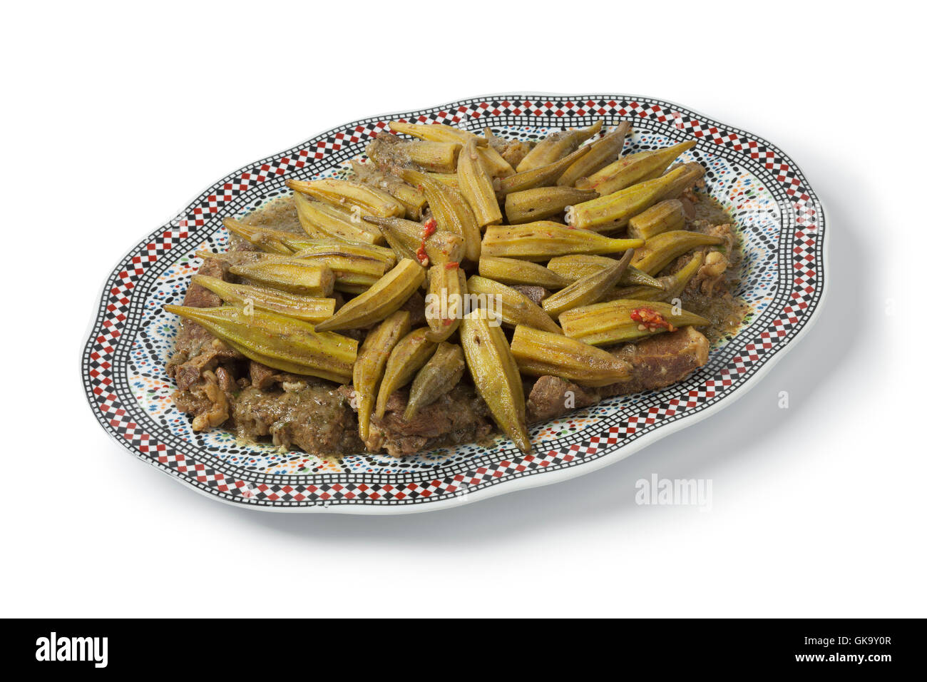 Plato tradicional marroquí con carne y okra, Mloukhiya sobre fondo blanco. Foto de stock