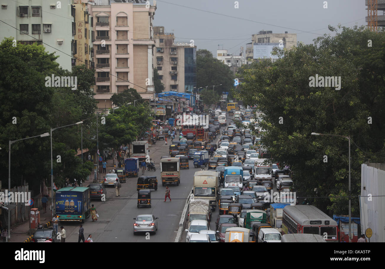 Un atasco de tráfico en la ciudad de Mumbai, una de las ciudades más  pobladas de la India Fotografía de stock - Alamy