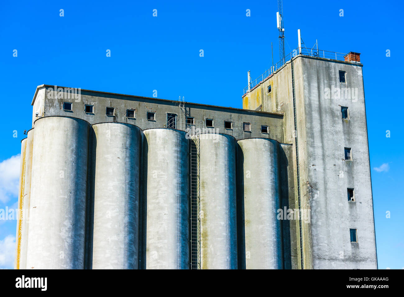 Bergkvara, Suecia - Agosto 10, 2016: La vieja y abandonada silo de cereales por el puerto. Foto de stock