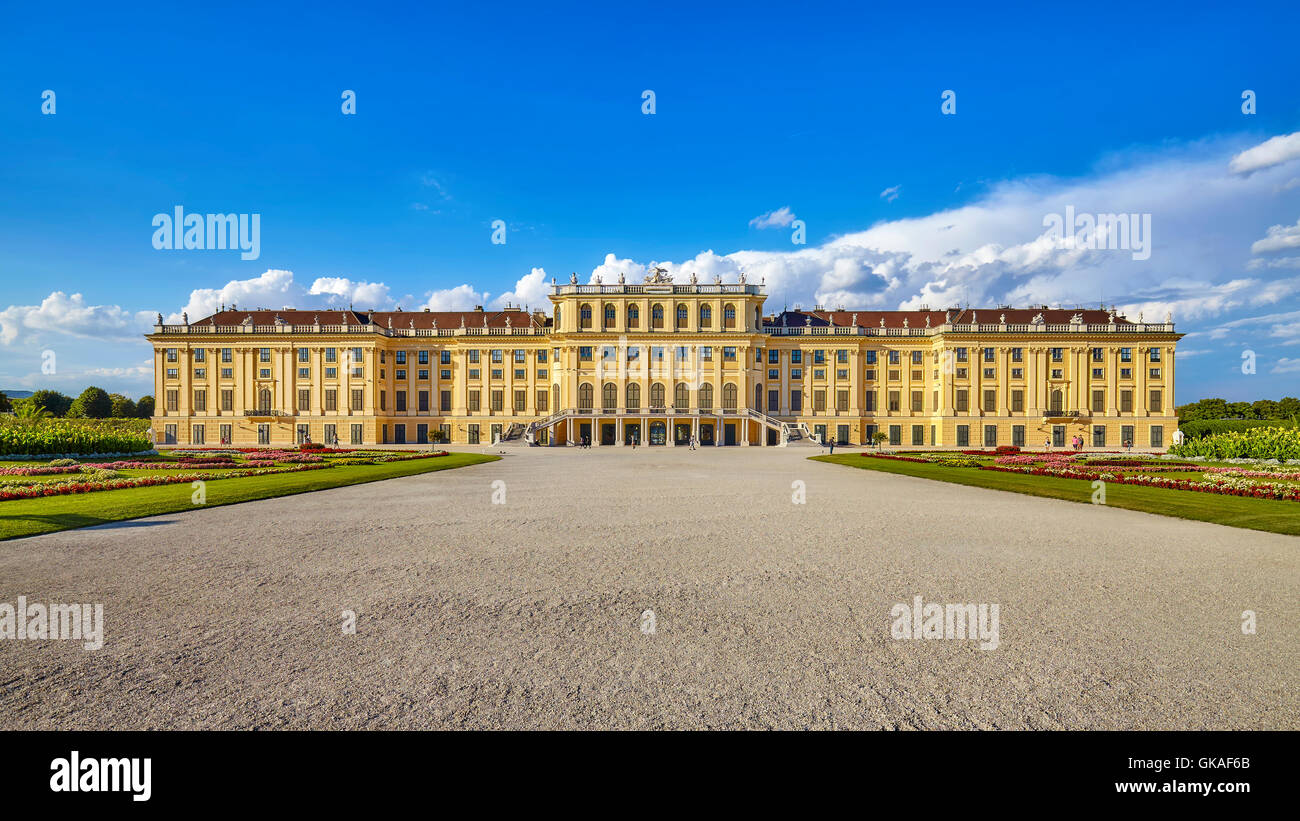 Vista frontal del palacio de Schonbrunn. Foto de stock