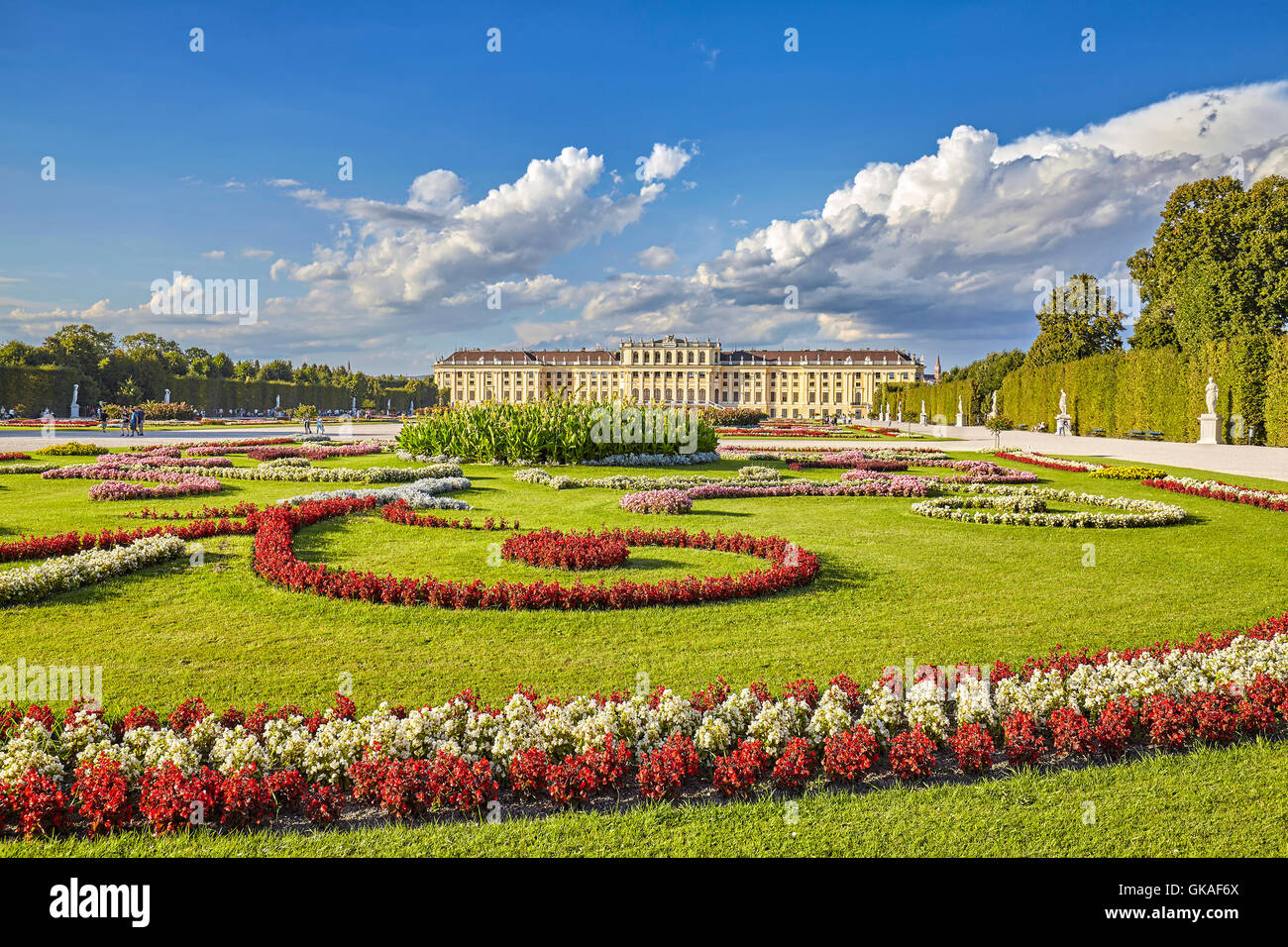 Jardín en el complejo del palacio de Schonbrunn. Foto de stock