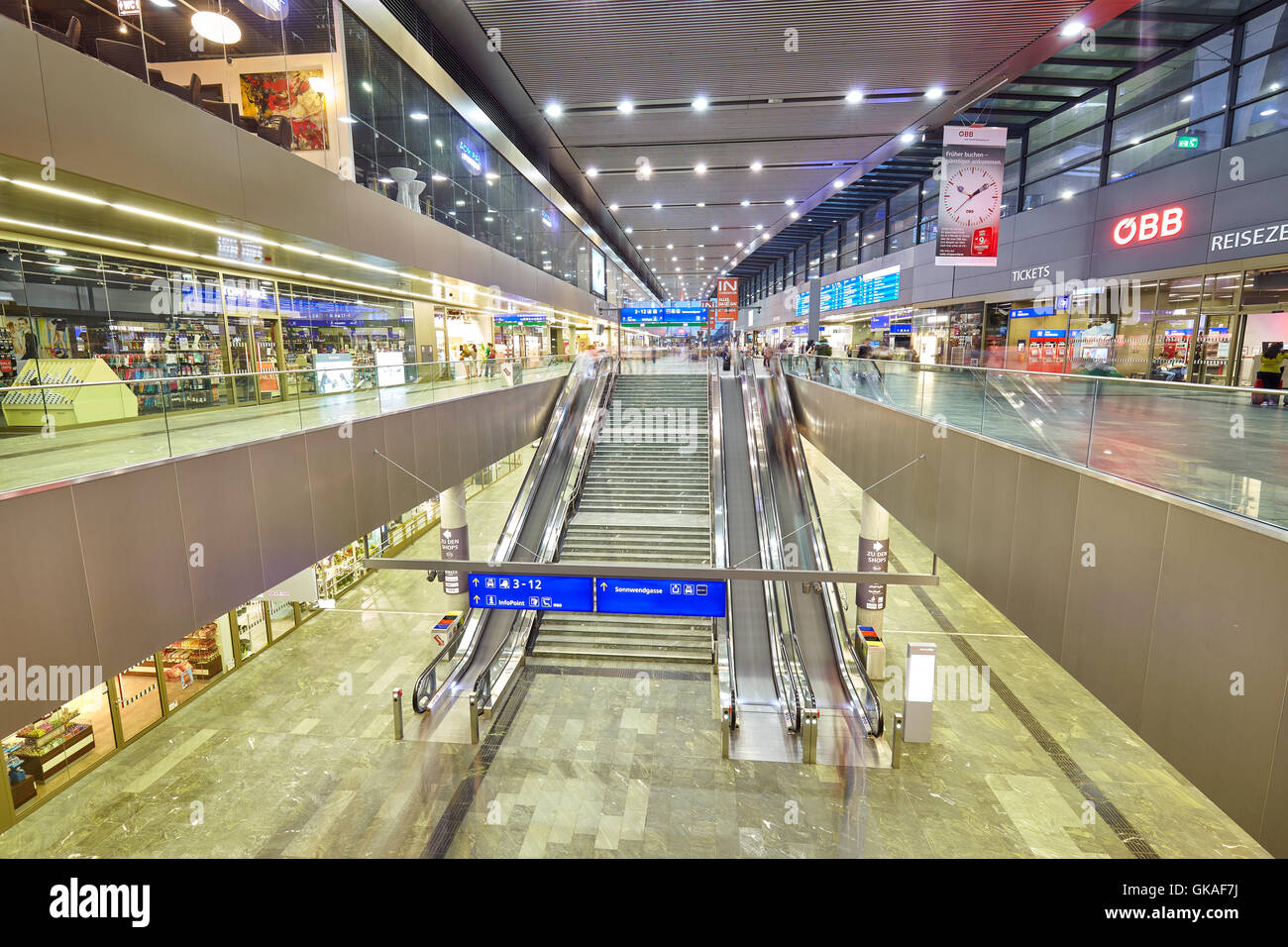 Entrada a la Wien Hauptbahnhof, la estación principal de trenes en Viena al anochecer. Foto de stock