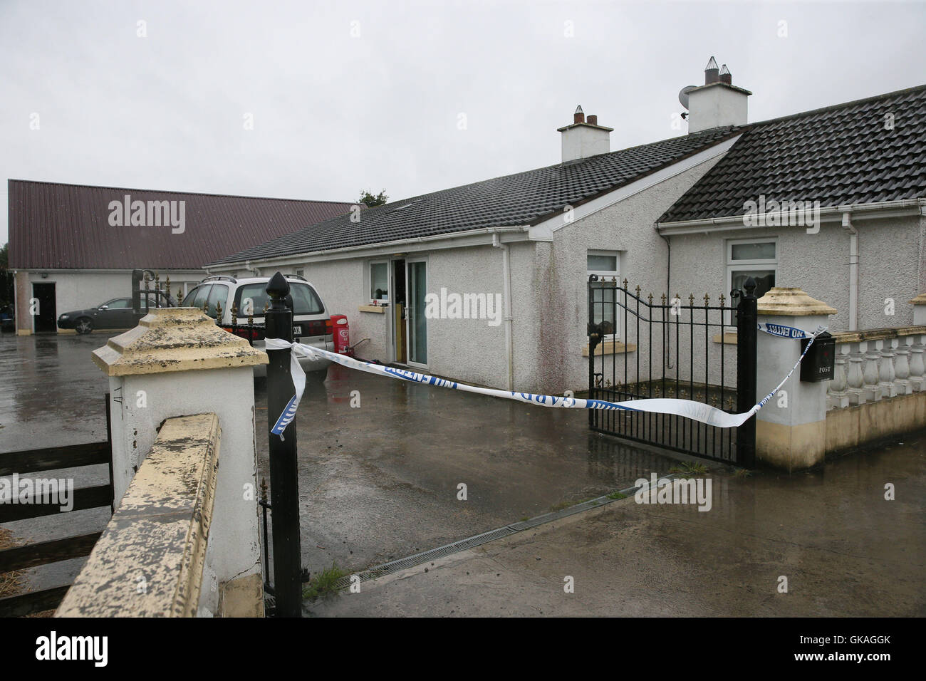 Cinta de Garda fuera una casa en Castletown, Kilpatrick, cerca de Navan, Co Meath, que ha sido clausurado como seis personas han sido detenidas después de que un hombre alegó que estaba siendo encarcelados injustamente en la propiedad. Foto de stock