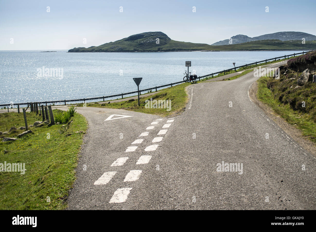 Tranquila del cruce de carretera vacía en las islas de barra y Vatarsay en las Hébridas Exteriores Foto de stock