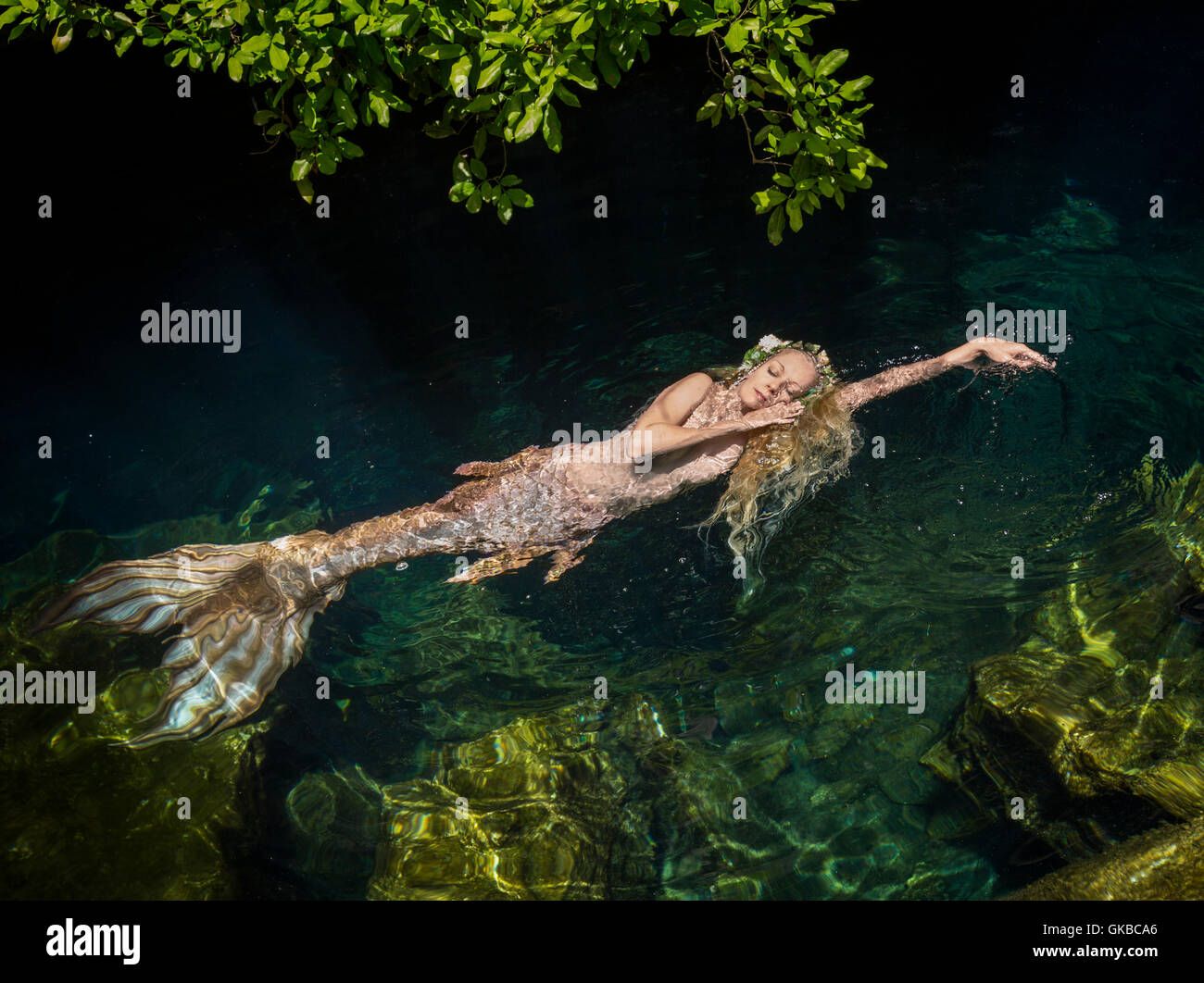 Sirena de dormir flotando sobre la superficie de las aguas Foto de stock