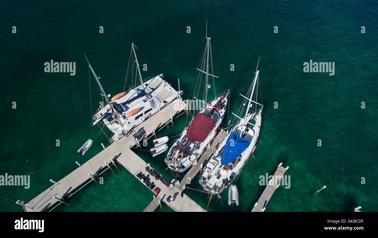 Antena de veleros en un muelle, Cayos Exuma, Las Bahamas. Foto de stock