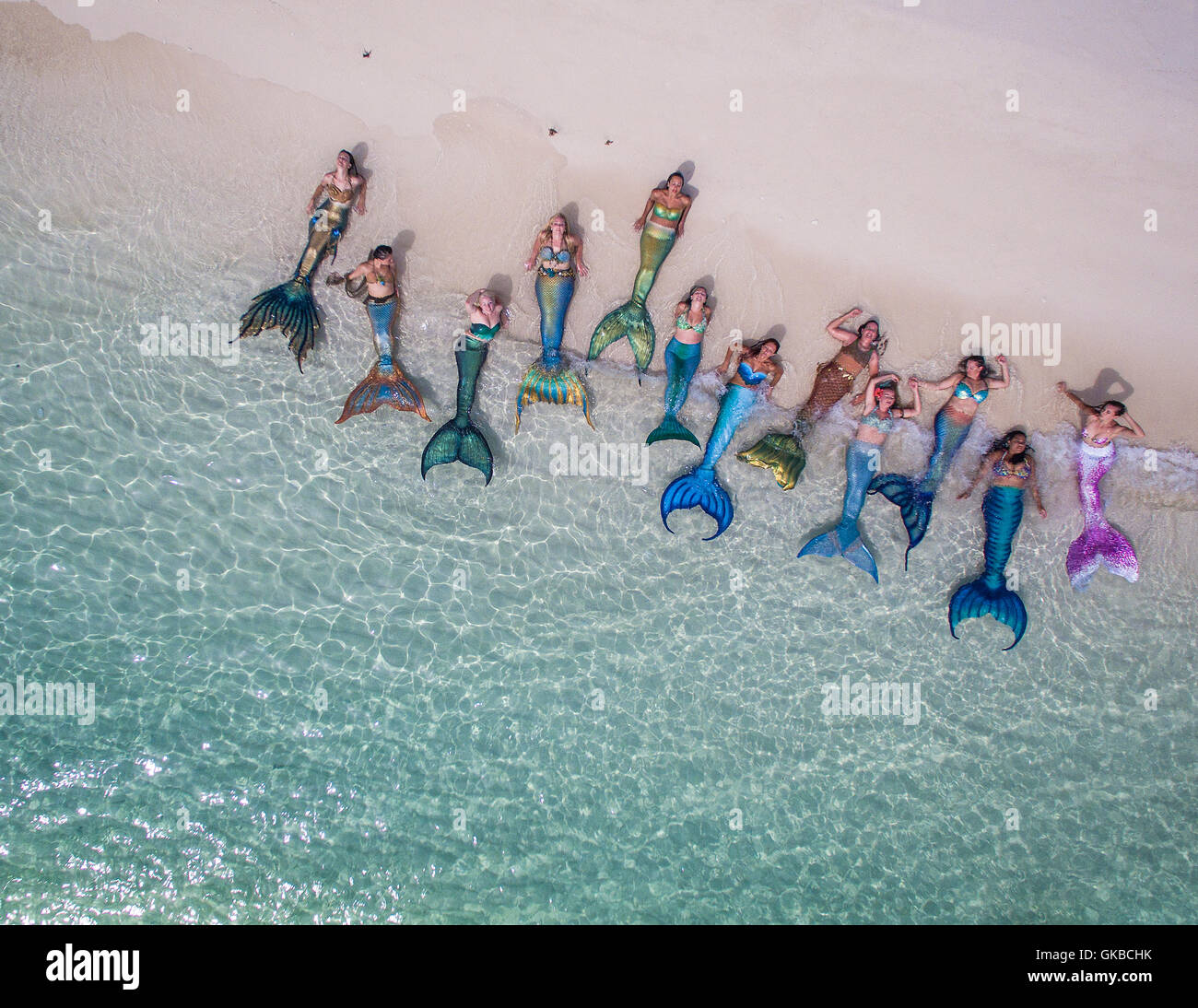 Sirenas alineadas al borde de la orilla de una playa, Highbourne Cay, Bahamas, Islas Cayos Exuma Foto de stock