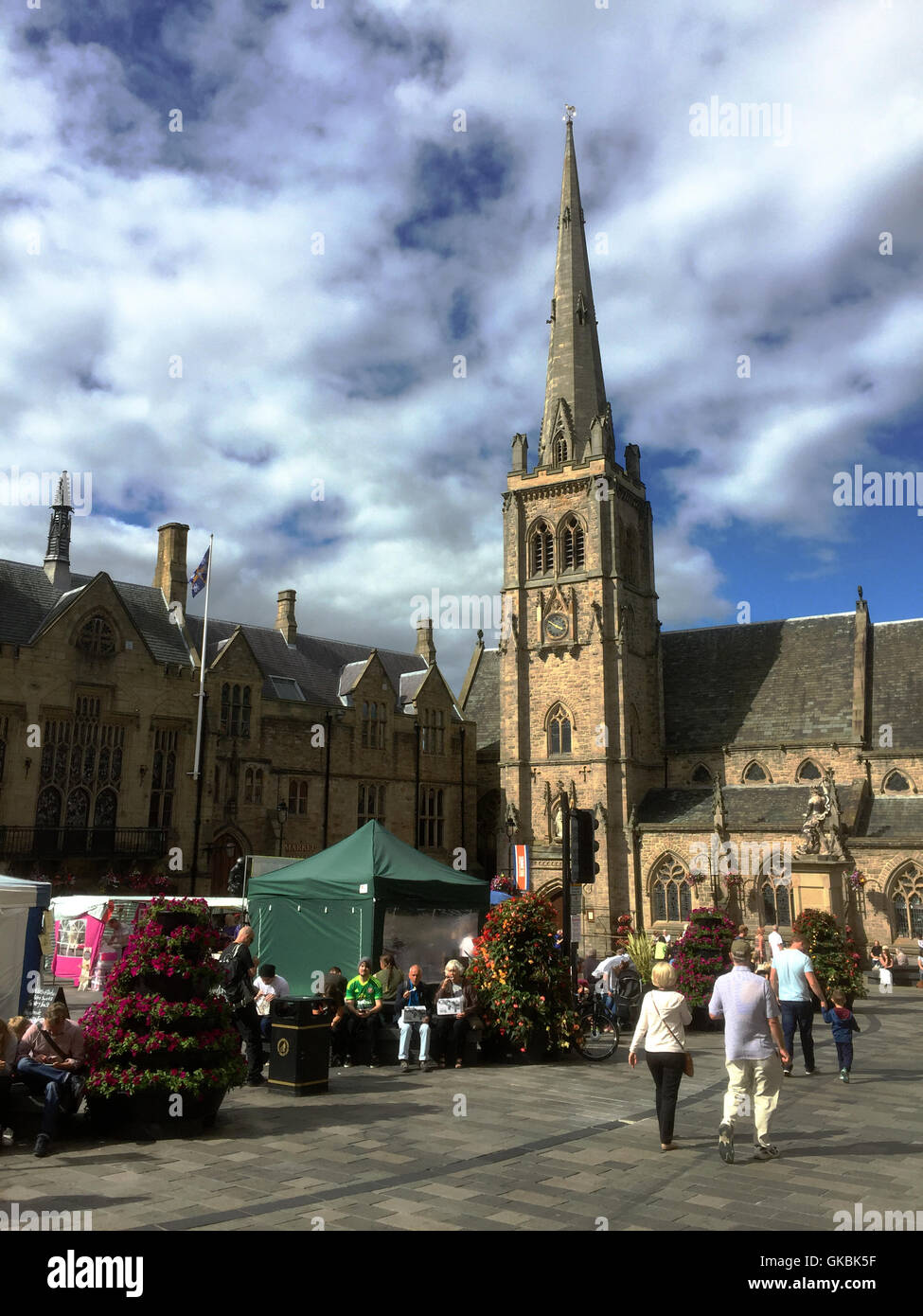 DURHAM, Inglaterra. La Plaza del Mercado con la Iglesia de San Nicolás. Foto Tony Gale Foto de stock