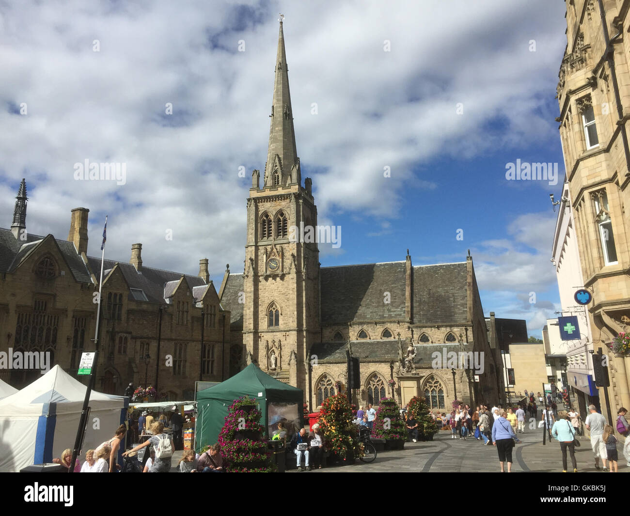 DURHAM, Inglaterra. La Plaza del Mercado con la Iglesia de San Nicolás. Foto Tony Gale Foto de stock