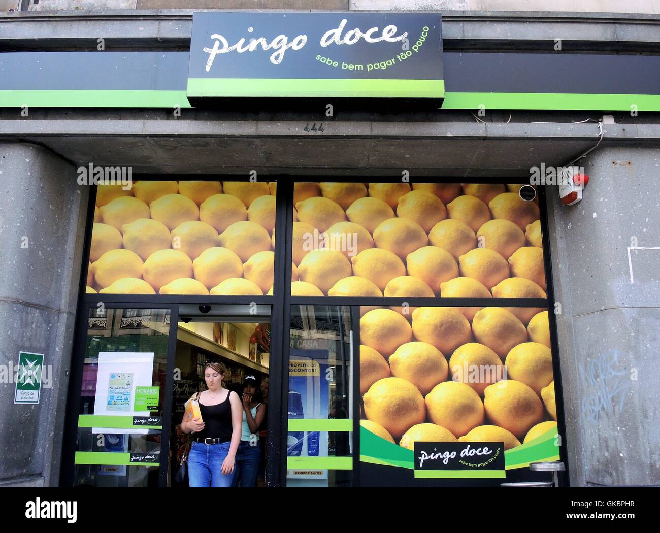 Una mujer sale de una tienda de la cadena de supermercados portuguesa  "Pingo Doce" en Oporto (Portugal). Pingo Doce es la segunda mayor cadena de  supermercados en Portugal. - Junio 2016