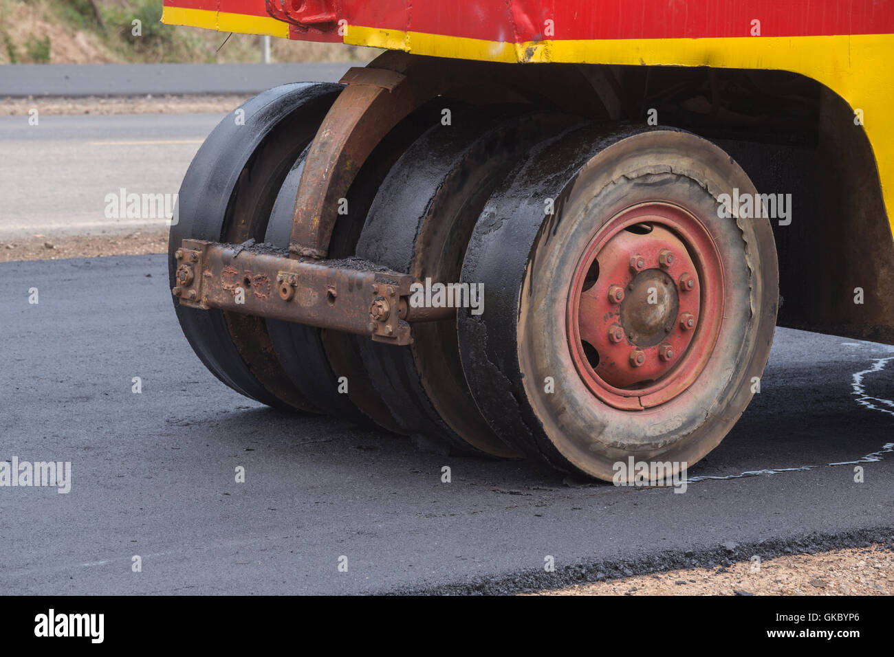 Ruedas neumáticas compactador de rodillo en la reparación de carreteras de  asfalto Fotografía de stock - Alamy