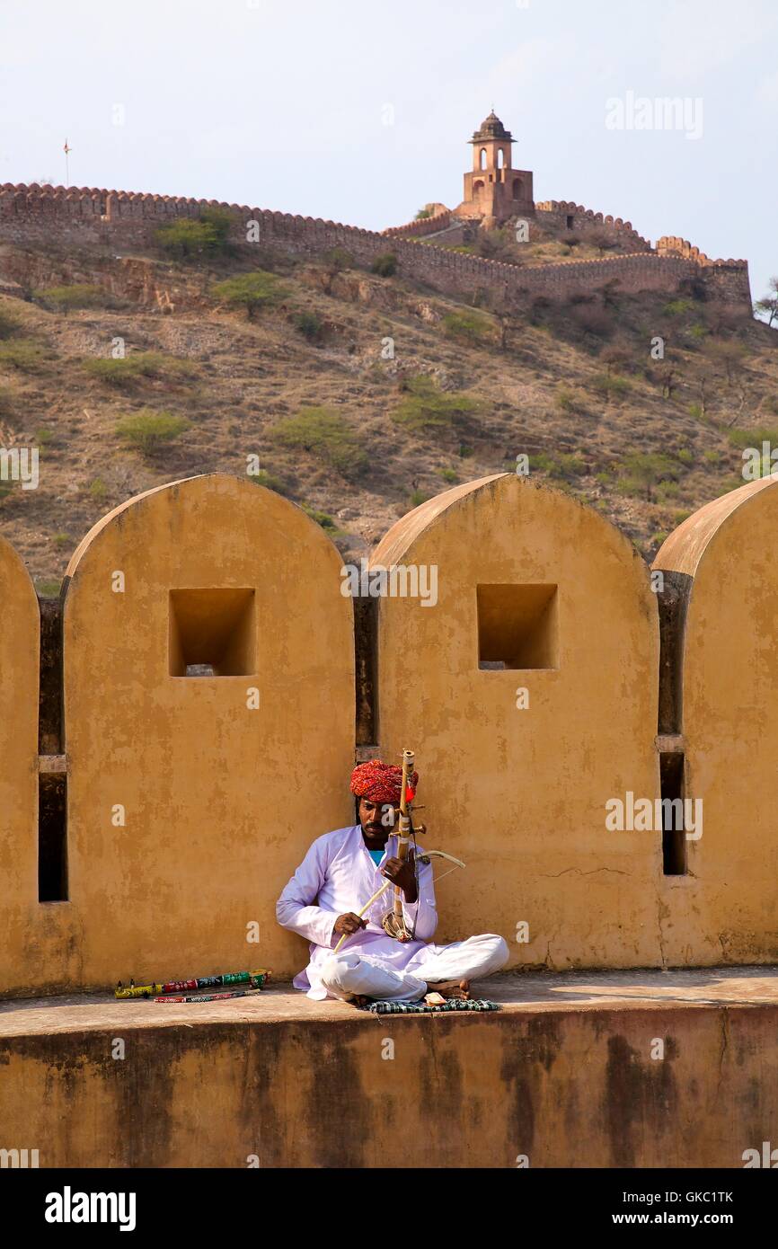 Músico tradicional Rajasthani juega su Ravanhatta (violín), Fuerte Amber Palace, Jaipur, Rajasthan, India Foto de stock