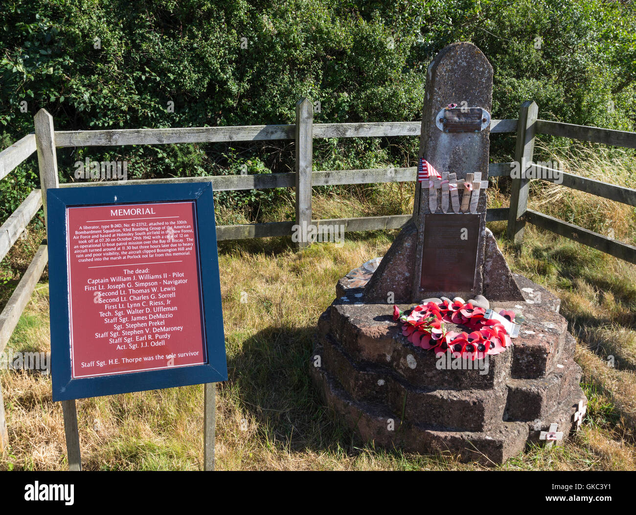 Monumento al libertador de la tripulación de un bombardero B-24D, que se estrelló en Porlock Marsh el 29 de octubre de 1942. Porlock, Somerset, Reino Unido Foto de stock