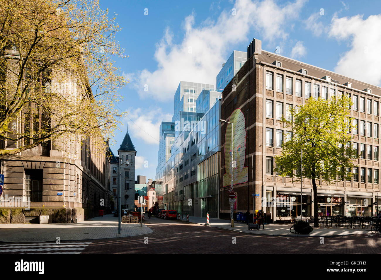 Por la mañana vista exterior de edificios antiguos y nuevos. Timmerhuis, Rotterdam, Países Bajos. Arquitecto: OMA Rem Koolhaas, 2015. Foto de stock