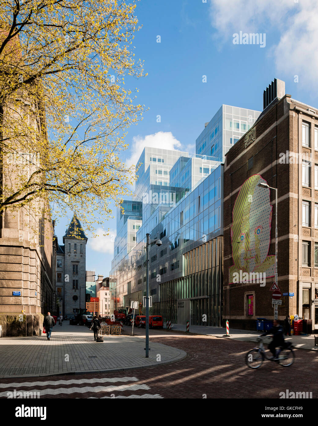Por la mañana vista exterior de edificios antiguos y nuevos. Timmerhuis, Rotterdam, Países Bajos. Arquitecto: OMA Rem Koolhaas, 2015. Foto de stock