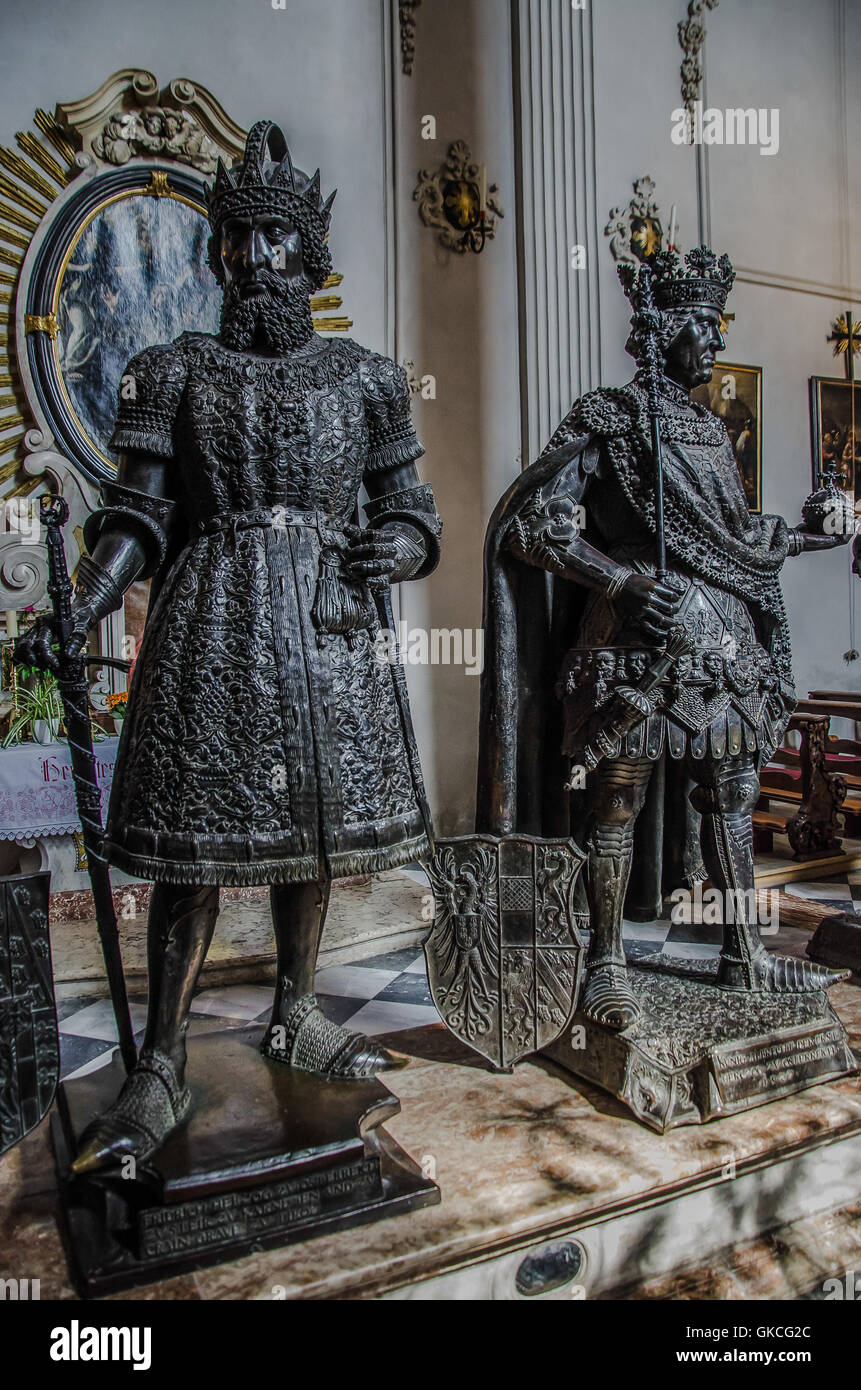 Estatuas de bronce de la iglesia de la corte de Innsbruck Foto de stock