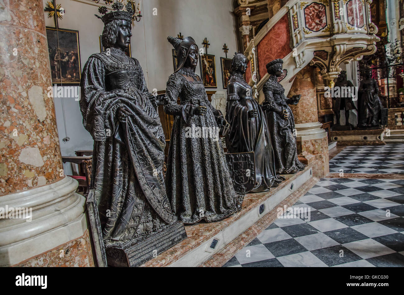 Estatuas de bronce femenina la iglesia de la corte de Innsbruck Foto de stock
