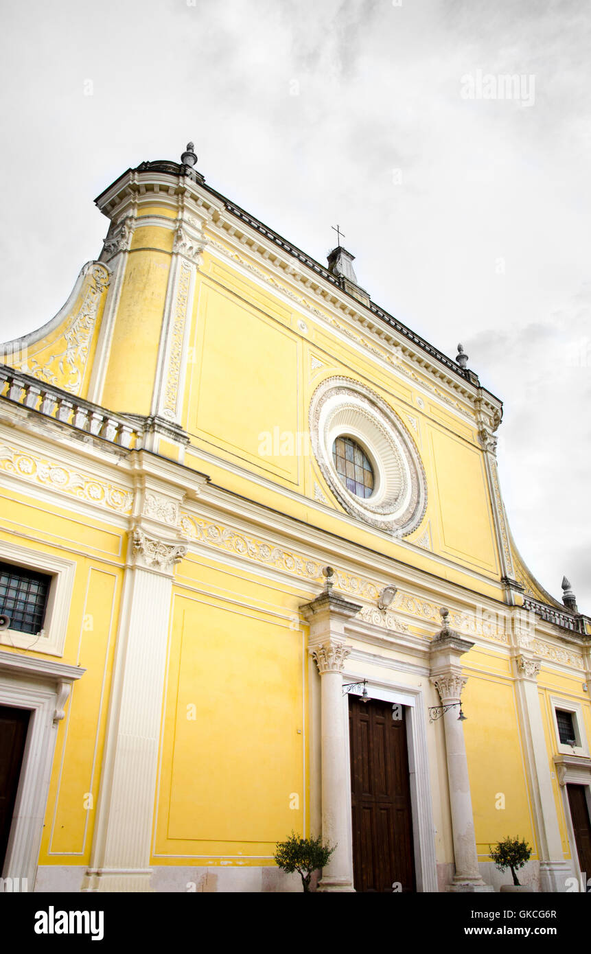 San Severo amarillo iglesia catedral provincia de Foggia arquitectura barroca en Apulia, Gargano Foto de stock