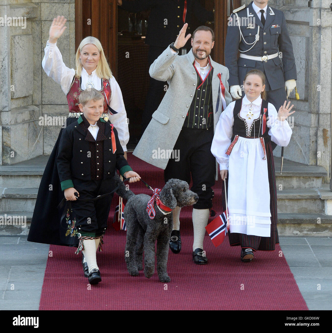 Los Royals Celebran Día Nacional de Noruega en la residencia Real de Noruega en Oslo Skaugum Featuring: Crown Princess Mette- Marit, el Príncipe Heredero Haakon, la Princesa Ingrid Alexandra, el Príncipe Sverre Magnus Dónde: Oslo, Noruega cuando: 17 de mayo de 2016 Foto de stock