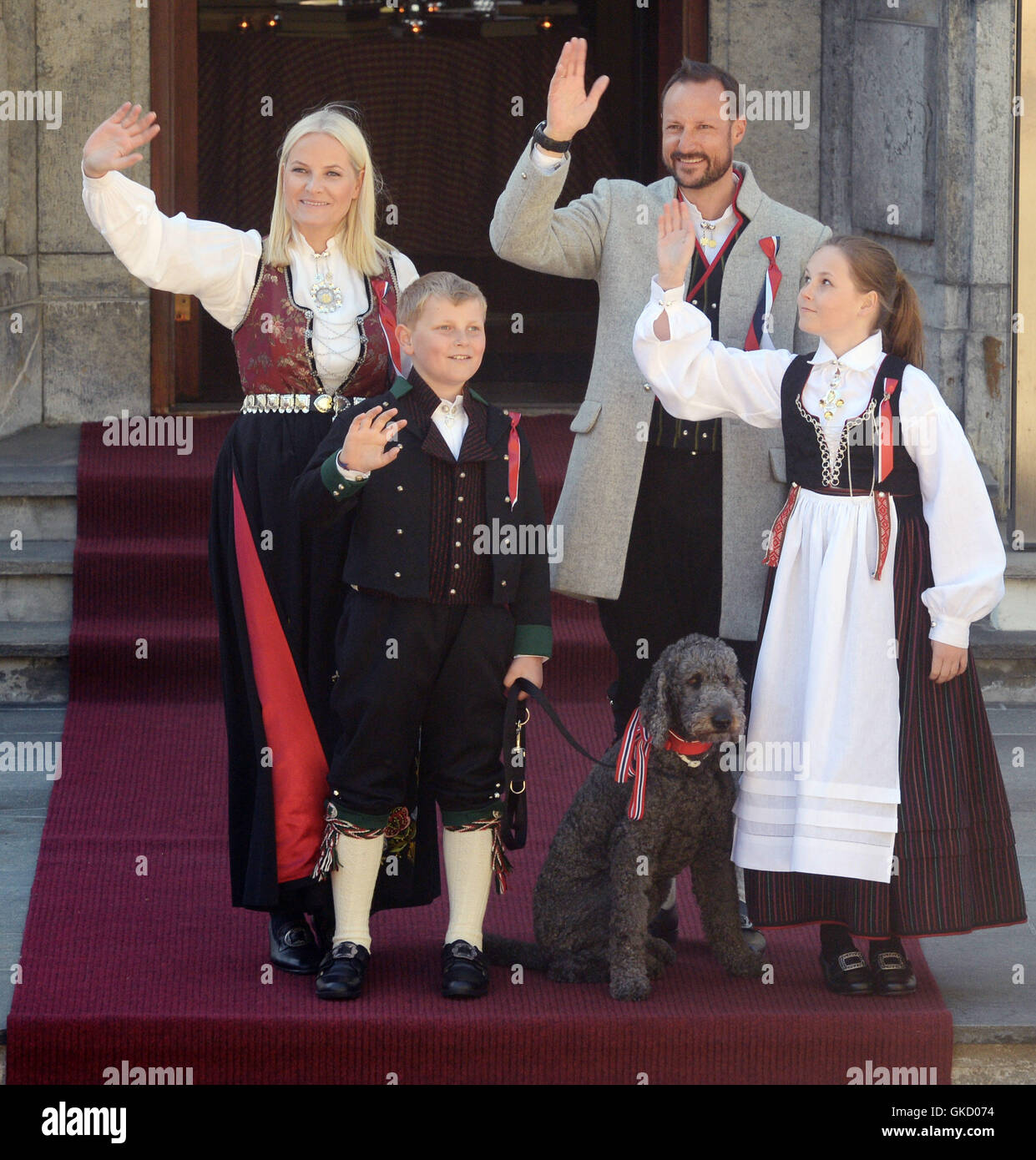 Los Royals Celebran Día Nacional de Noruega en la residencia Real de Noruega en Oslo Skaugum Featuring: Crown Princess Mette- Marit, el Príncipe Heredero Haakon, la Princesa Ingrid Alexandra, el Príncipe Sverre Magnus Dónde: Oslo, Noruega cuando: 17 de mayo de 2016 Foto de stock