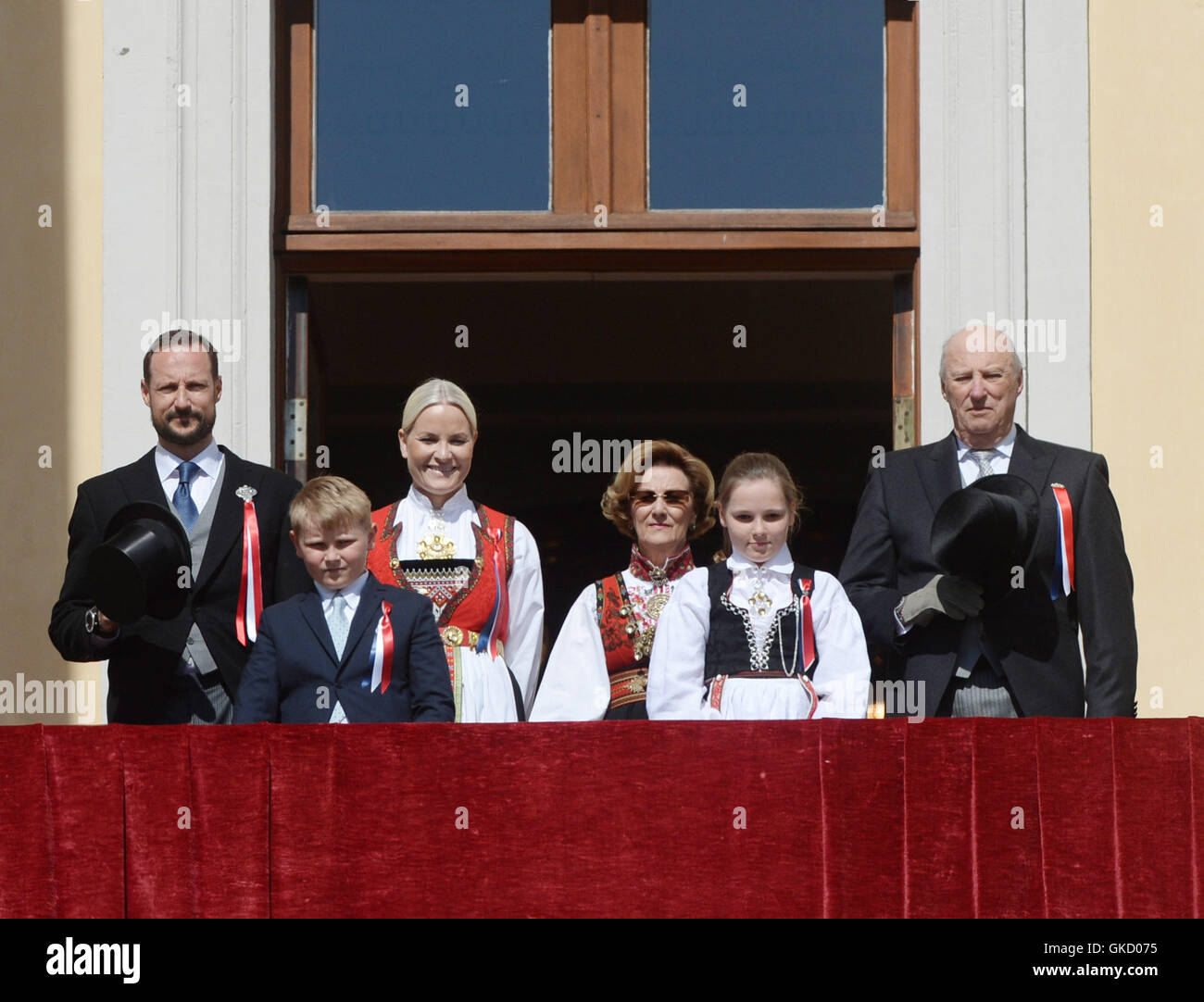 Los Royals Celebran Día Nacional de Noruega en la residencia real Skaugum Noruego en Oslo con: el Rey Harald V, la Reina Sonja, Crown Princess Mette- Marit, el Príncipe Heredero Haakon, la Princesa Ingrid Alexandra, el Príncipe Sverre Magnus Dónde: Oslo, Noruega cuando: 17 Foto de stock