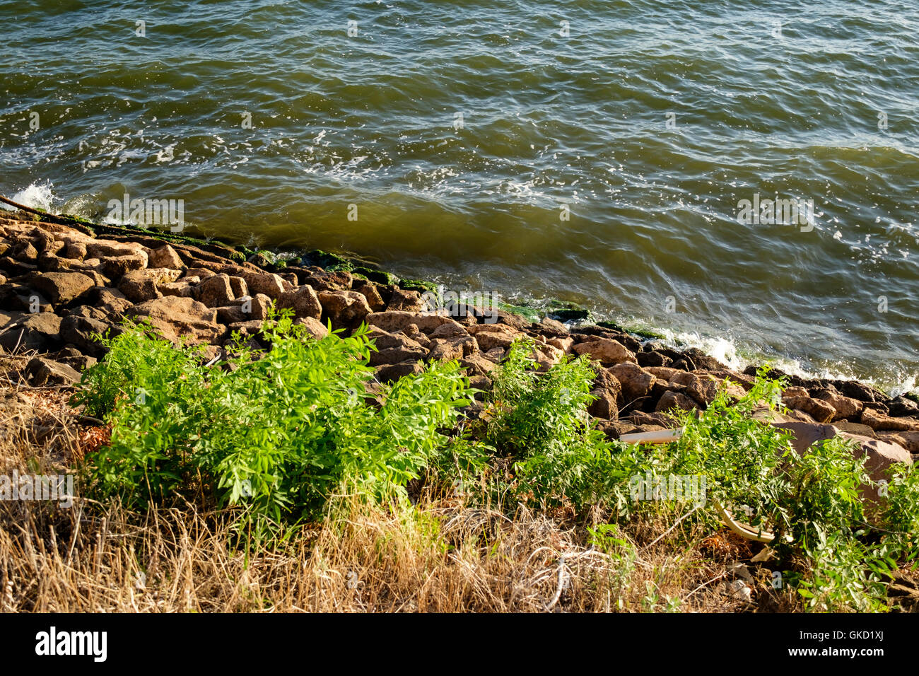 Rip-rap, rock o disparo de líneas de control de la erosión de las orillas del lago Hefner en Oklahoma City, Oklahoma, Estados Unidos. Foto de stock