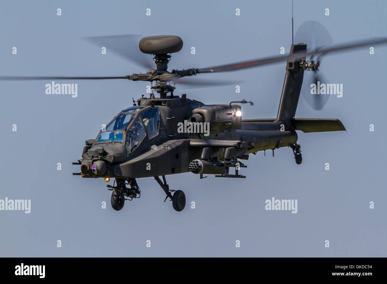 Westland WAH-64D Apache del ejército británico que muestra una luz  estroboscópica durante un vuelo de entrenamiento Fotografía de stock - Alamy